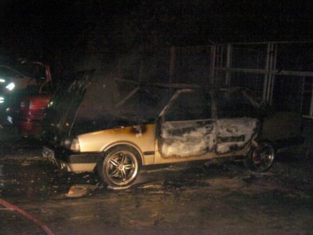 Tarsus’ta park halindeki iki araç yandı