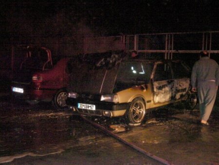 Tarsus’ta park halindeki iki araç yandı