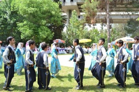 Tarsus’ta polis eşleri 'Anneler Günü'nü erken kutladı