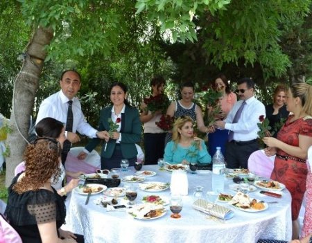 Tarsus’ta polis eşleri 'Anneler Günü'nü erken kutladı