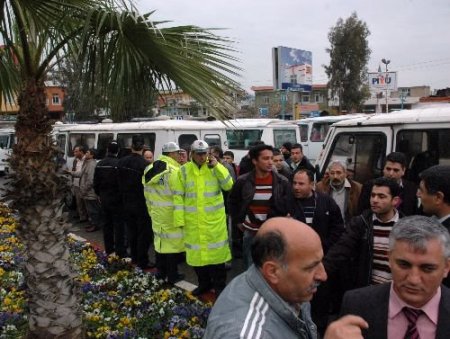 Tarsus'ta Yol Güzergahı Değişen Minibüsçüler Kontak Kapattı