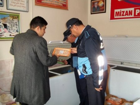 Tarsus'ta zabıtalar yılbaşı denetimleri yaptı