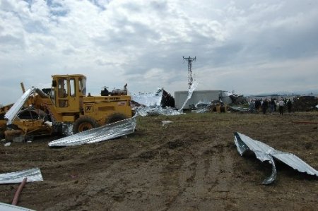 Tarsus'taki hortumda bir işçi öldü, 14 kişi yaralandı (2)