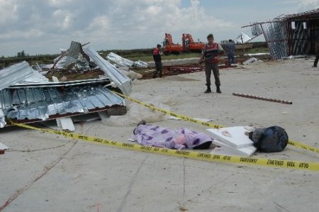 Tarsus'taki hortumda bir işçi öldü, 14 kişi yaralandı (2)