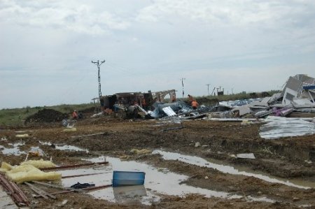 Tarsus'taki hortumda bir işçi öldü, 14 kişi yaralandı (2)