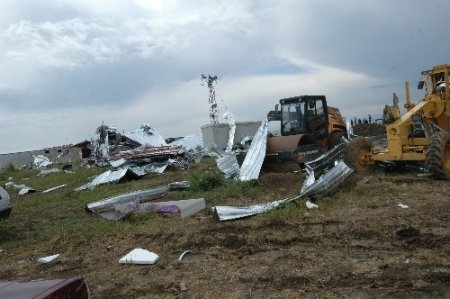 Tarsus'taki hortumda bir işçi öldü, 14 kişi yaralandı (2)