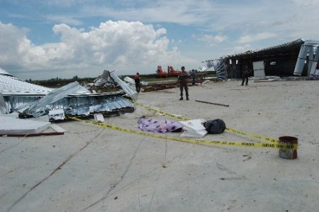 Tarsus'taki hortumda bir işçi öldü, 14 kişi yaralandı (2)