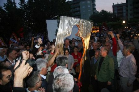 Tartışmalı Deniz Gezmiş Anıtının Açılışında Devrimciler İçin Saygı Duruşundu Bulunuldu