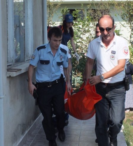 Tartıştığı annesinin boğazını kesti