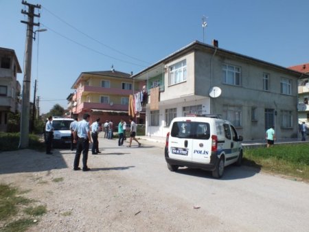 Tartıştığı annesinin boğazını kesti