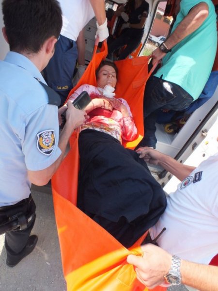 Tartıştığı annesinin boğazını kesti