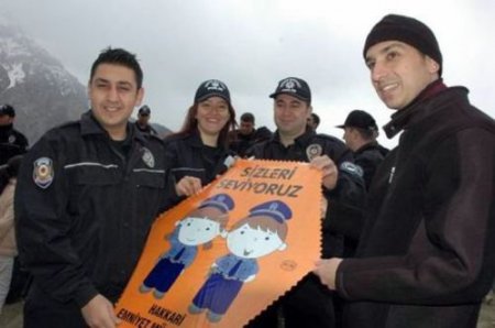Taş Atan Çocuklar Polislerle Uçurtma Uçurdu