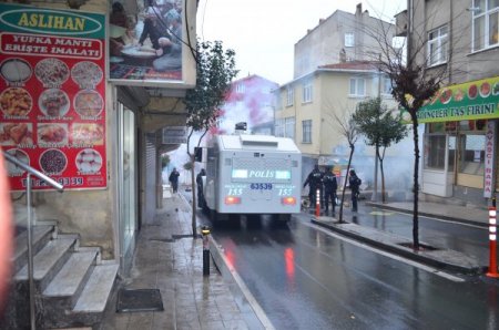 Taş atan eylemcilere polis müdahale ettti