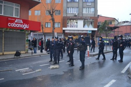 Taş atan eylemcilere polis müdahale ettti