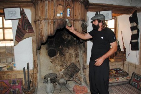 Taş konakta açtığı sergiyle Yörük kültürünü turistlere tanıtıyor
