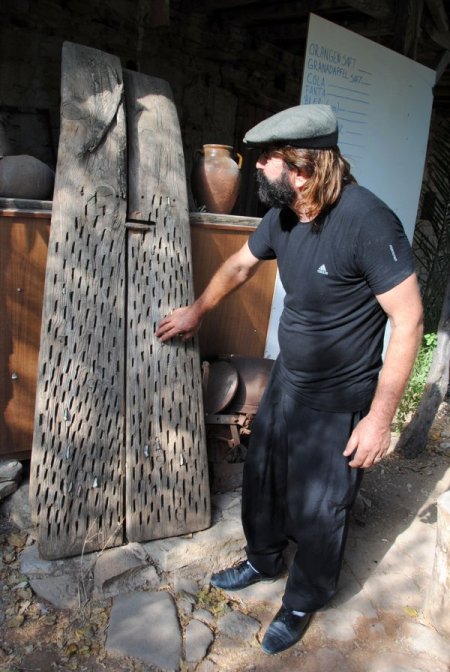 Taş konakta açtığı sergiyle Yörük kültürünü turistlere tanıtıyor