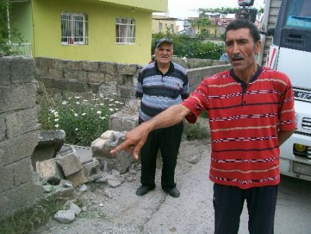 Taş Ocağına Malzeme Almaya Giden Kamyon Evin Bahçesine Girdi