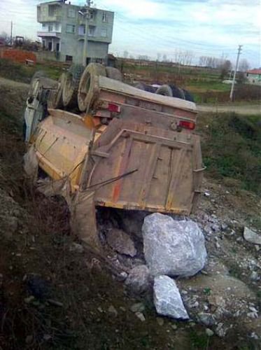 Taş Yüklü Kamyon Alaçam Çayına Yuvarlandı