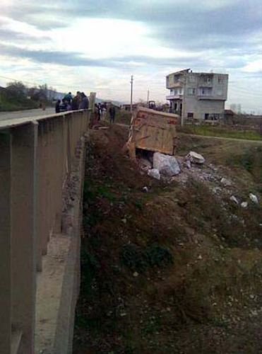 Taş Yüklü Kamyon Alaçam Çayına Yuvarlandı