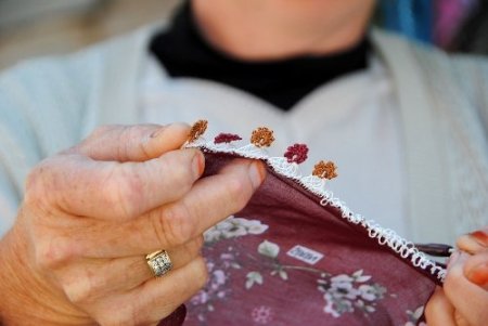 Taşağıl örmeleri turistlerin misafir ağırlama odalarını süslüyor