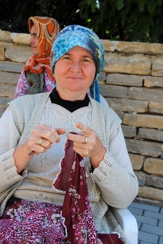 Taşağıl örmeleri turistlerin misafir ağırlama odalarını süslüyor