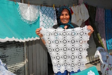 Taşağıl örmeleri turistlerin misafir ağırlama odalarını süslüyor