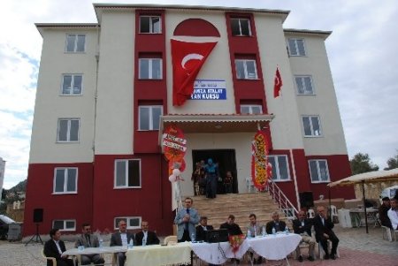 Taşağıl'da, hafız yetiştirecek Kur'an kursu hizmete açıldı
