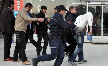 Taşeron işçiler birbirine girdi