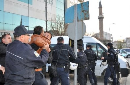 Taşeron işçiler birbirine girdi