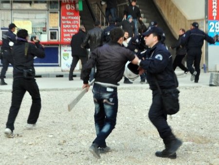 Taşeron işçiler birbirine girdi