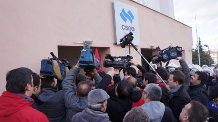 Taşeron sağlık çalışanları bakanlık önünde sendika üyeliği istedi