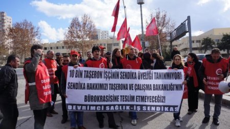 Taşeron sağlık çalışanları bakanlık önünde sendika üyeliği istedi