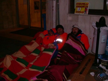 Taşeronluktan Kurtulmak İsteyen İşçiler Konak Belediyesi'nin Önünde Yatıp Kalkıyor