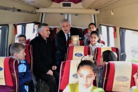 Taşımalı eğitimde öğrenciler serviste kitap okuyor