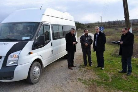 Taşımalı eğitimde öğrenciler serviste kitap okuyor