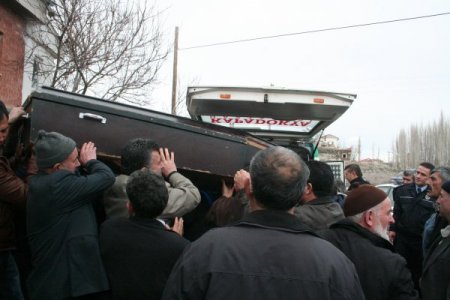 Taşındıkları gün sobadan zehirlendiler: 3 ölü