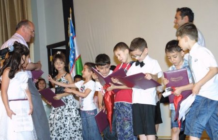 Taşkent'te Minik Türk Öğrencilerinden Renkli Okuma Bayramı