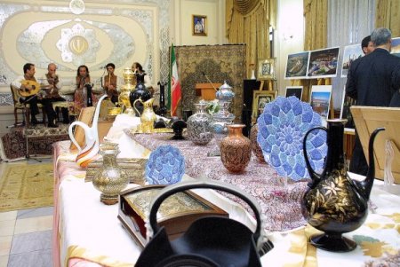 Taşkent’te Renkli İran Devrimi Sergisi