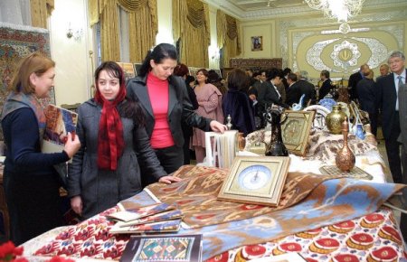 Taşkent’te Renkli İran Devrimi Sergisi