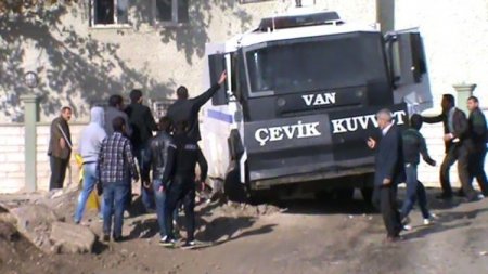 Taşladıkları polis aracı toprağa saplanınca yardıma koştular