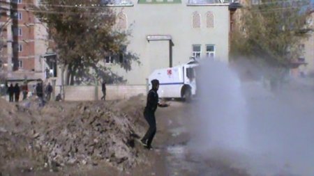 Taşladıkları polis aracı toprağa saplanınca yardıma koştular