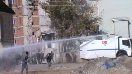 Taşladıkları polis aracı toprağa saplanınca yardıma koştular