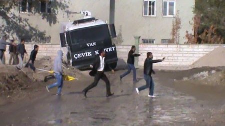 Taşladıkları polis aracı toprağa saplanınca yardıma koştular