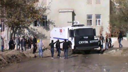 Taşladıkları polis aracı toprağa saplanınca yardıma koştular