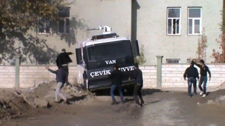 Taşladıkları polis aracı toprağa saplanınca yardıma koştular