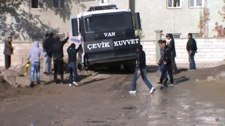 Taşladıkları polis aracı toprağa saplanınca yardıma koştular