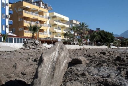 Taşları Temizlemek İçin Plajı Tarla Gibi Sürdüler