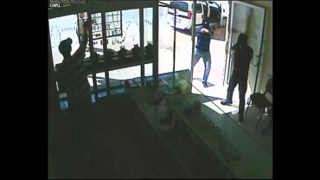 Taşlı soygundan serbest kalınca, silahla kuyumcu soydular
