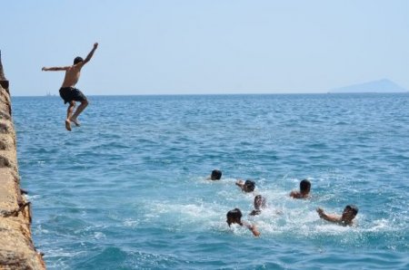 Taşucu’nda deniz sezonunu öğrenciler açtı