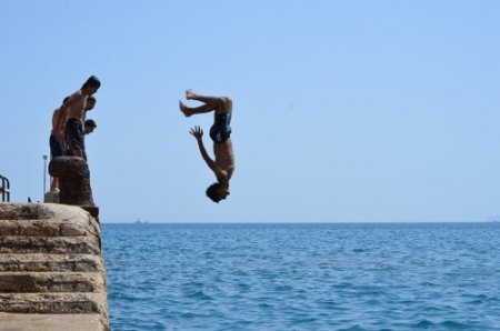 Taşucu’nda deniz sezonunu öğrenciler açtı